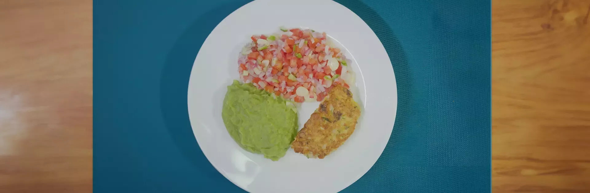 Pastel de pescado con puré de espinaca y ensalada