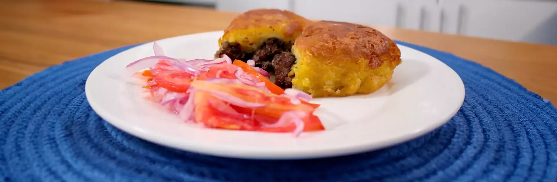 Papa rellena con sangrecita y sarsa criolla