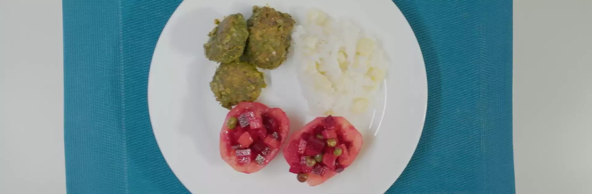 Bolitas en salsa verde y tomates rellenos