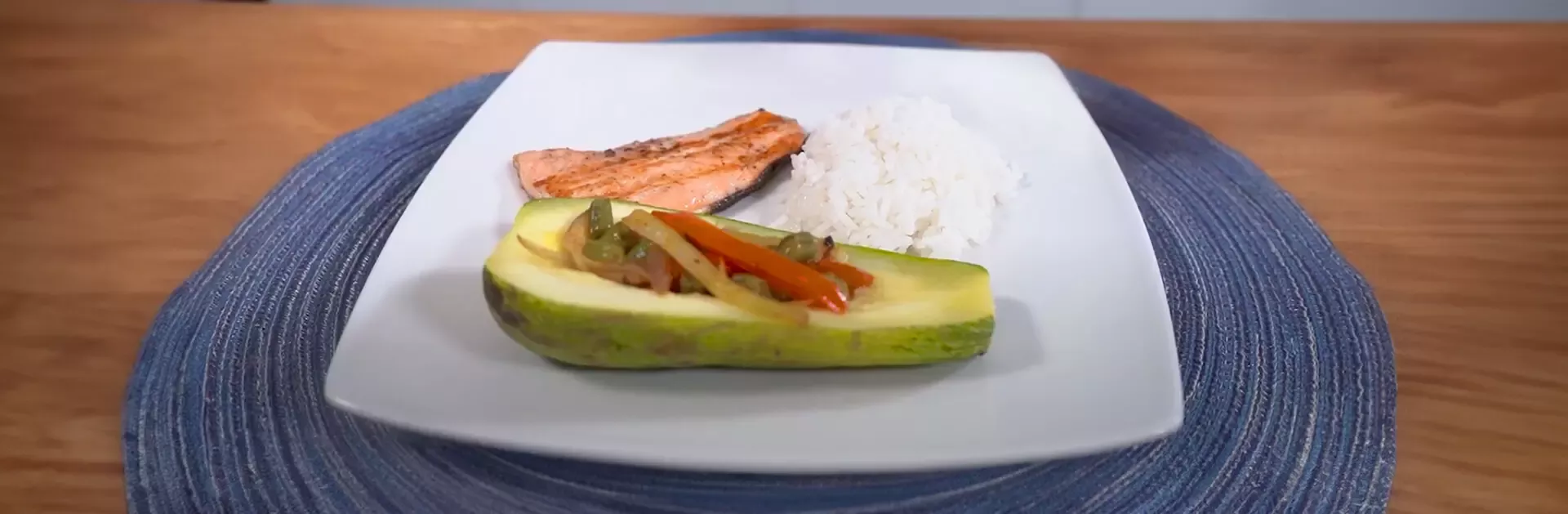Trucha a la plancha con canoas de zapallito italiano