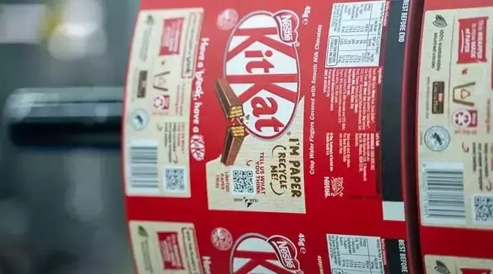 Empaque de papel de KitKat en producción