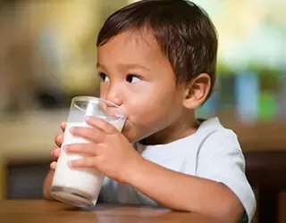 Niño con vaso de leche